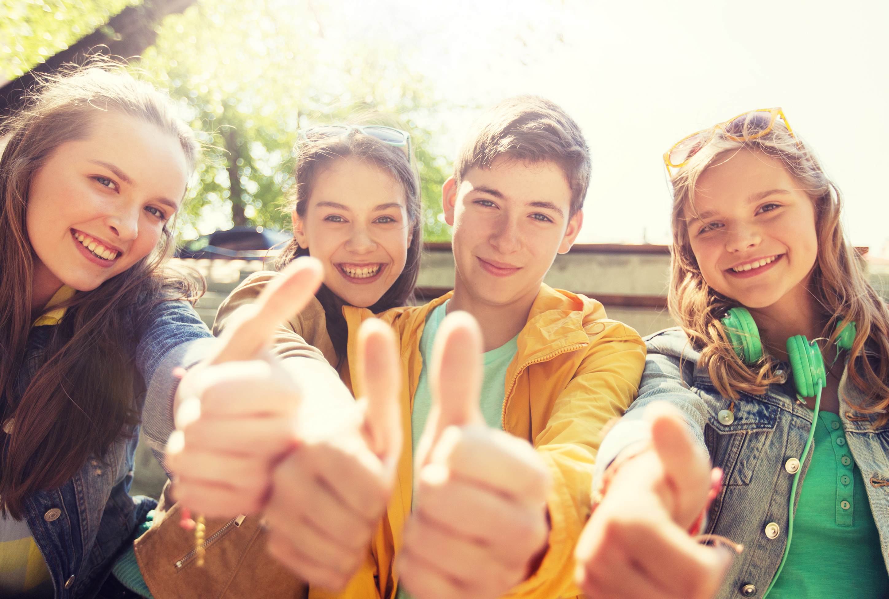 4 teenager giver thumbs up