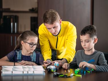 Mand, dreng og pige bygger Lego